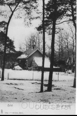 Op de Heide-1900-001.jpg - Dit was het huis van W. van Ede. Hij was arbeider en woonde in 1889 aan Hoogkanje wijk E. (nr. 55). In 1895 veranderde het huisnummer in nr.1. Het huis stond ongeveer op de plaats van de huidige rooms-katholieke kerk “Christus Verrijzenis”, het werd afgebroken in 1959. Foto gemaakt in 1900.